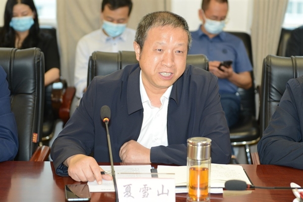 夏雪山校长与参会(x)人员亲切交流